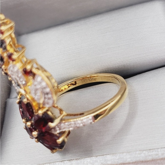 Genuine Garnet - White Topaz - Black Spinel Yellow Gold / 925 Silver Flower Ring - Picture 5 of 7